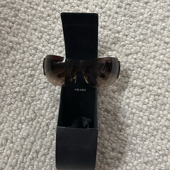 Prada sunglasses. Perfect condition! - Picture 5 of 7